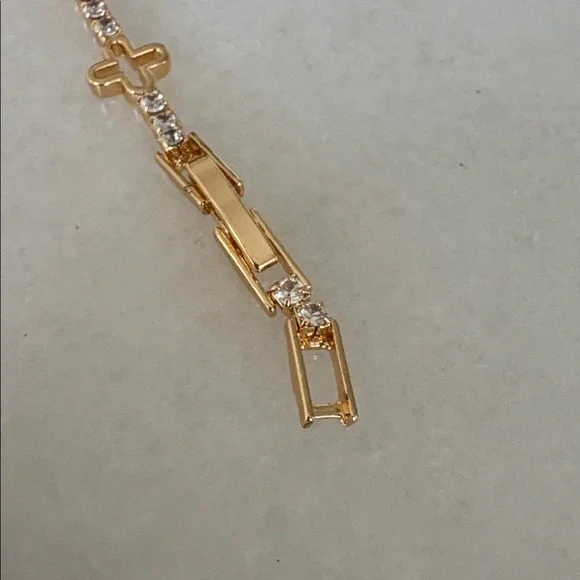 ✨New Rose gold-toned tennis bracelet crosses and cubic zirconia stones 7.5” 🎁